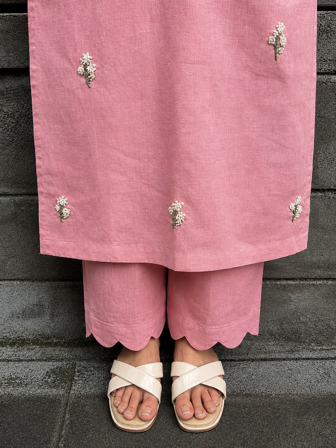 Pink Linen Floral Embroidered Kurta Set-2pc