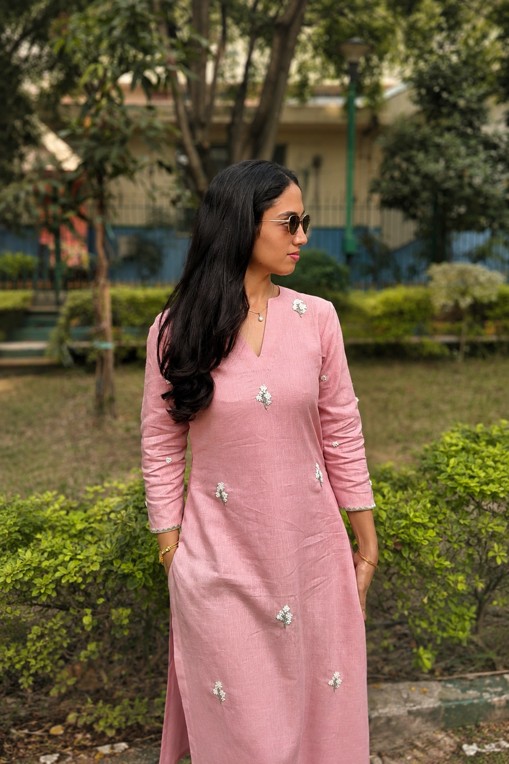 Pink Linen Floral Embroidered Kurta Set-2pc
